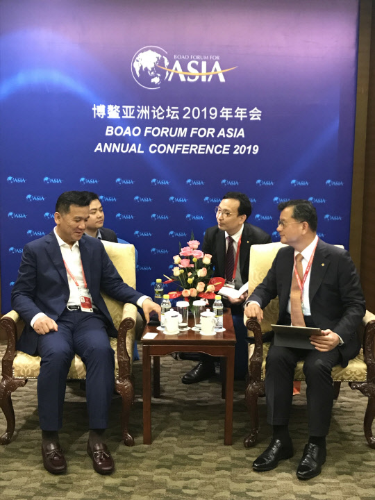 지난 27일 여승주 한화생명 대표이사 사장(오른쪽 첫 번째)이 징둥안롄 손해보험 관계자들과의 미팅에 참석하고 있다.    한화생명 제공